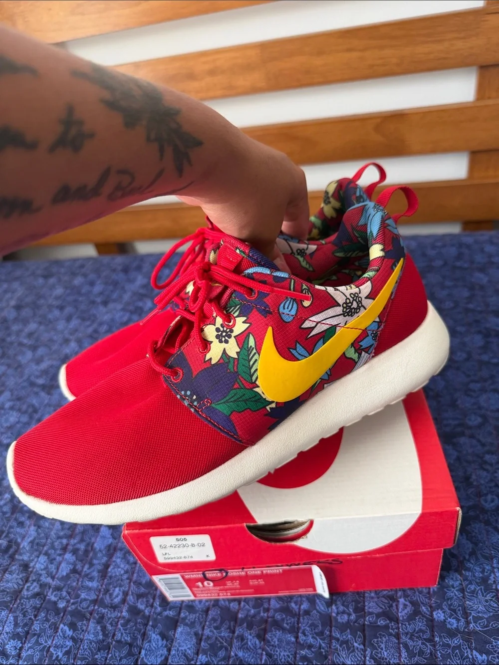 Nike Women’s Roche Hawaiian Print with box